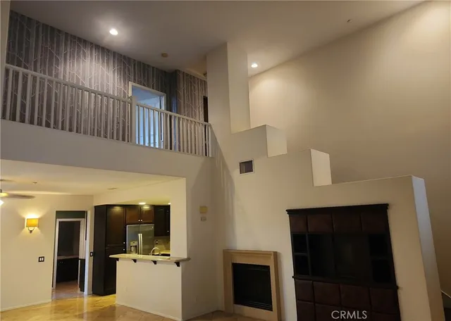 en empty room with windows and ceiling fan