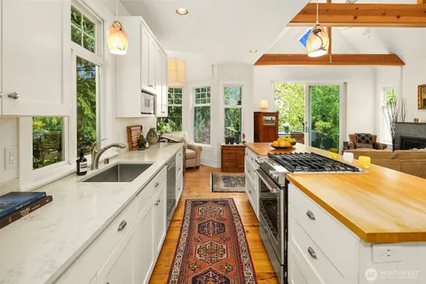 $1,250,000 | 2511 East Roy Street, Seattle, WA 98112