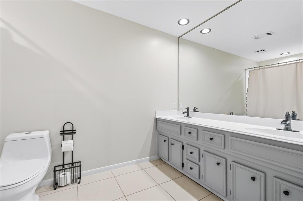 7632 Tallow Drive Irving, TX 75063 - Photo 22 of 40 Secondary Bathroom Upstairs