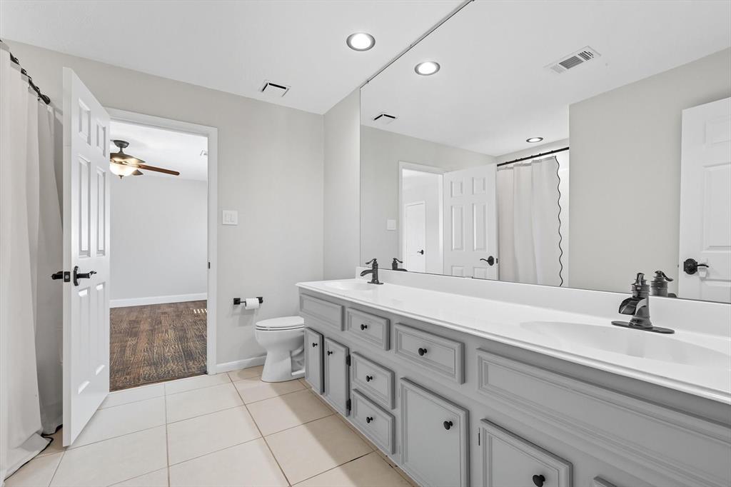 7632 Tallow Drive Irving, TX 75063 - Photo 27 of 40 Jack and Jill bath Upstairs