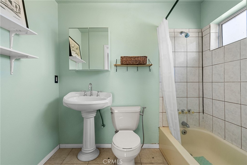 29721 Hunstock Street Castaic, CA 91384 - Photo 15 of 32 Primary bathroom