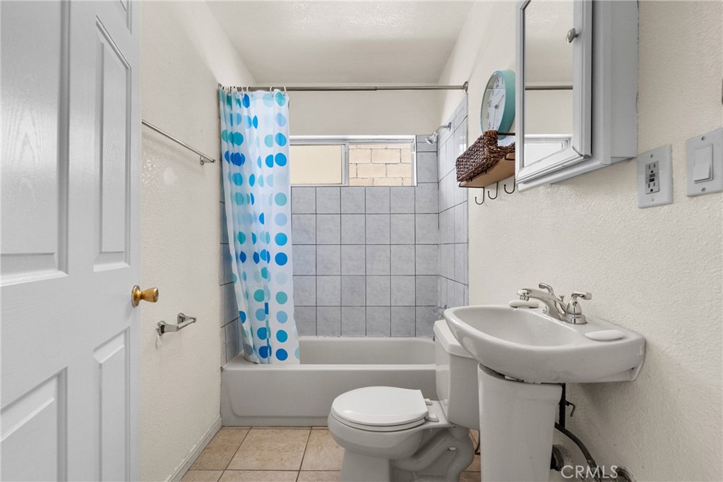 29721 Hunstock Street Castaic, CA 91384 - Photo 17 of 32 Shared bathroom