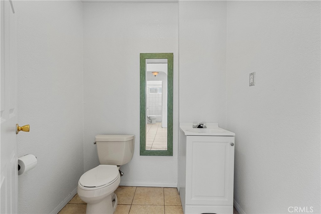 29721 Hunstock Street Castaic, CA 91384 - Photo 19 of 32 Guest bathroom