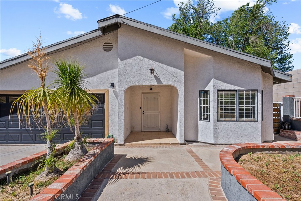 29721 Hunstock Street Castaic, CA 91384 - Photo 3 of 32