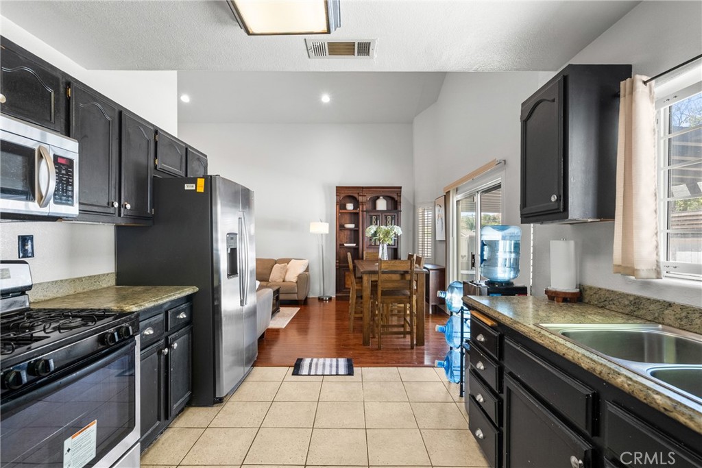 29721 Hunstock Street Castaic, CA 91384 - Photo 10 of 32