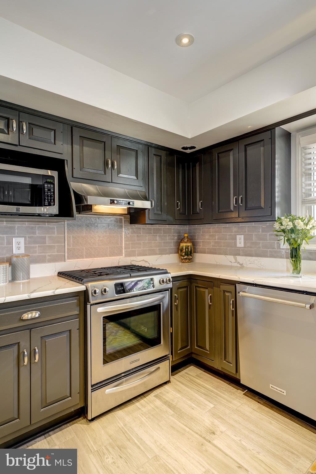 3108 Russell Road Alexandria, VA 22305 - Photo 11 of 45 Beautifully renovated kitchen