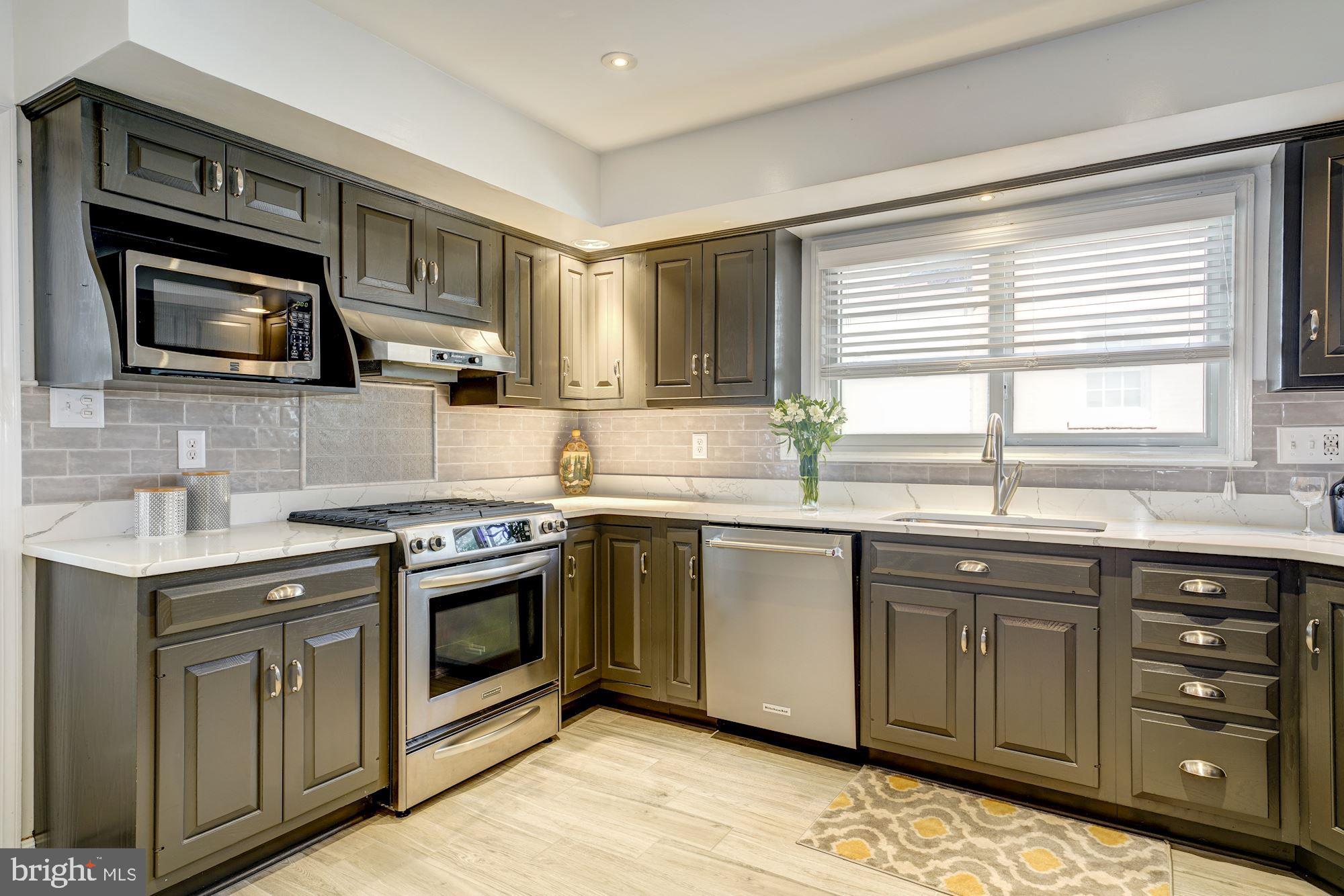 3108 Russell Road Alexandria, VA 22305 - Photo 13 of 45 Great colors, tile, cabinets and counters!