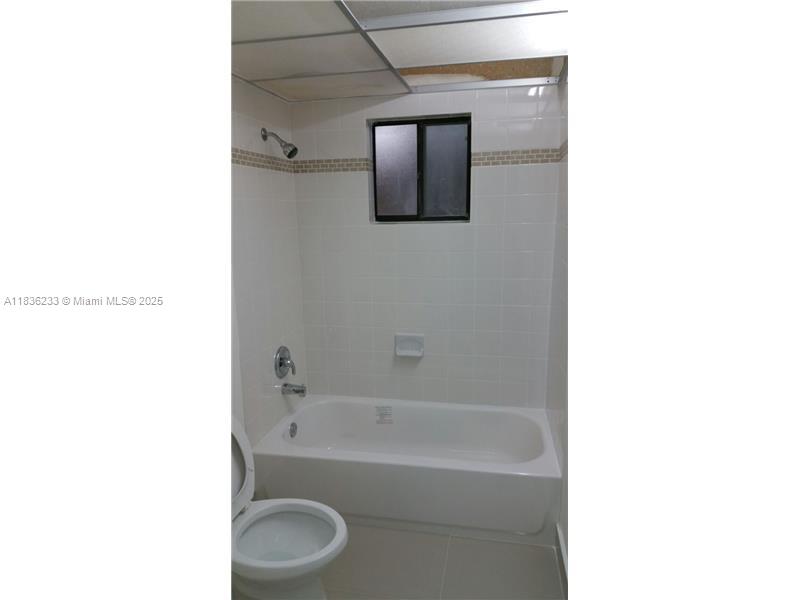 8015 Southwest 107th Avenue, Unit 209 Miami, FL 33173 - Photo 11 of 43 a bathroom with a toilet a sink and bathtub
