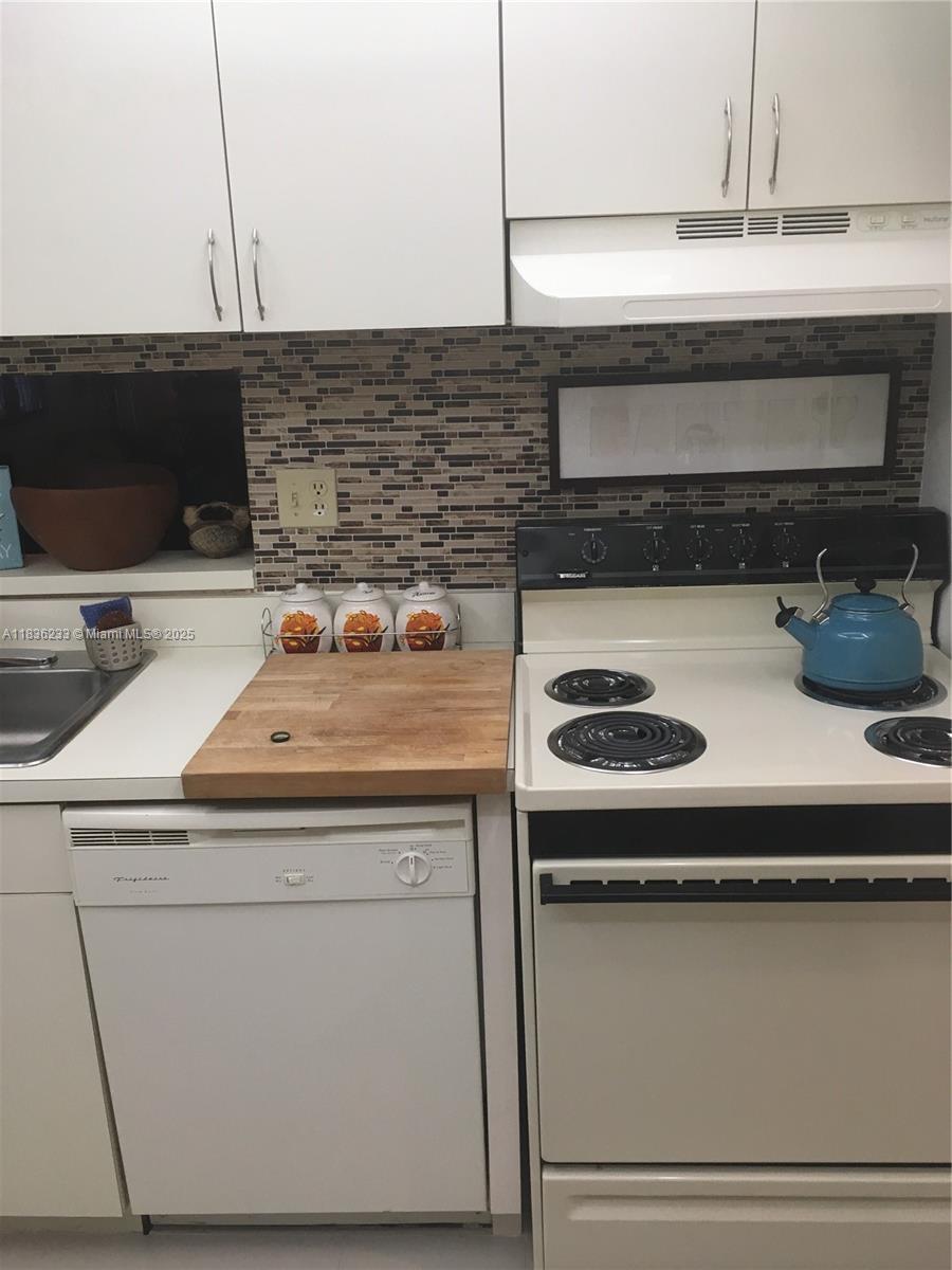 8015 Southwest 107th Avenue, Unit 209 Miami, FL 33173 - Photo 20 of 43 a kitchen with a stove and a microwave