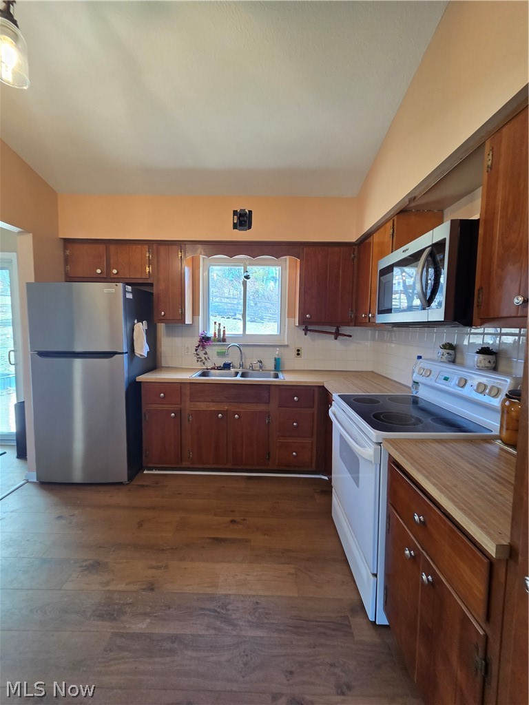 8137 State Road North Royalton, OH 44133 - Photo 4 of 41 Newer Laminate Flooring, All appliances Stay.