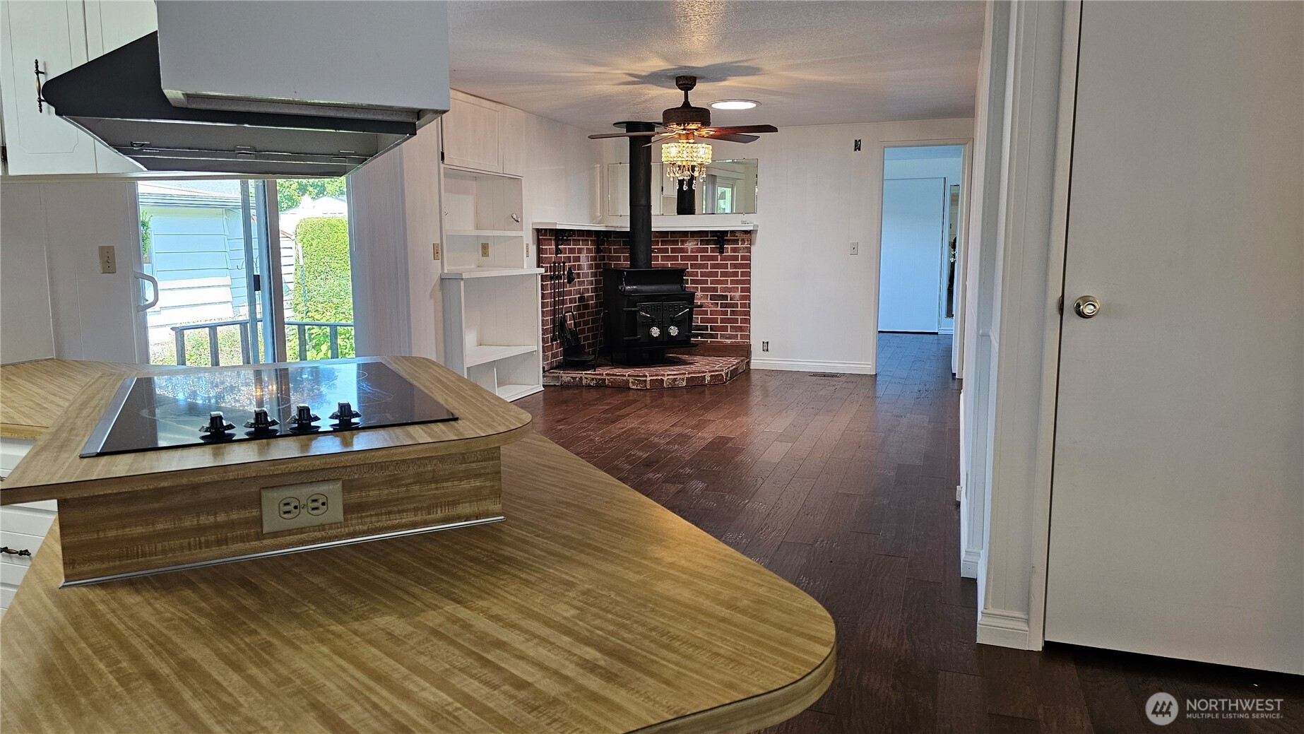 1402 22nd Street Northeast, Unit 252 Auburn, WA 98002 - Photo 9 of 36 a living room with furniture and a fireplace