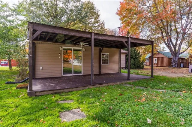 a view of front of a house with a yard