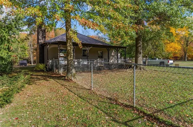 a view of a house with backyard
