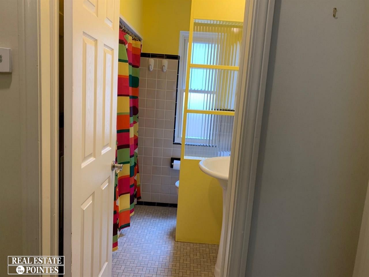 2065 Hampton Road Grosse Pointe Woods, MI 48236 - Photo 3 of 12