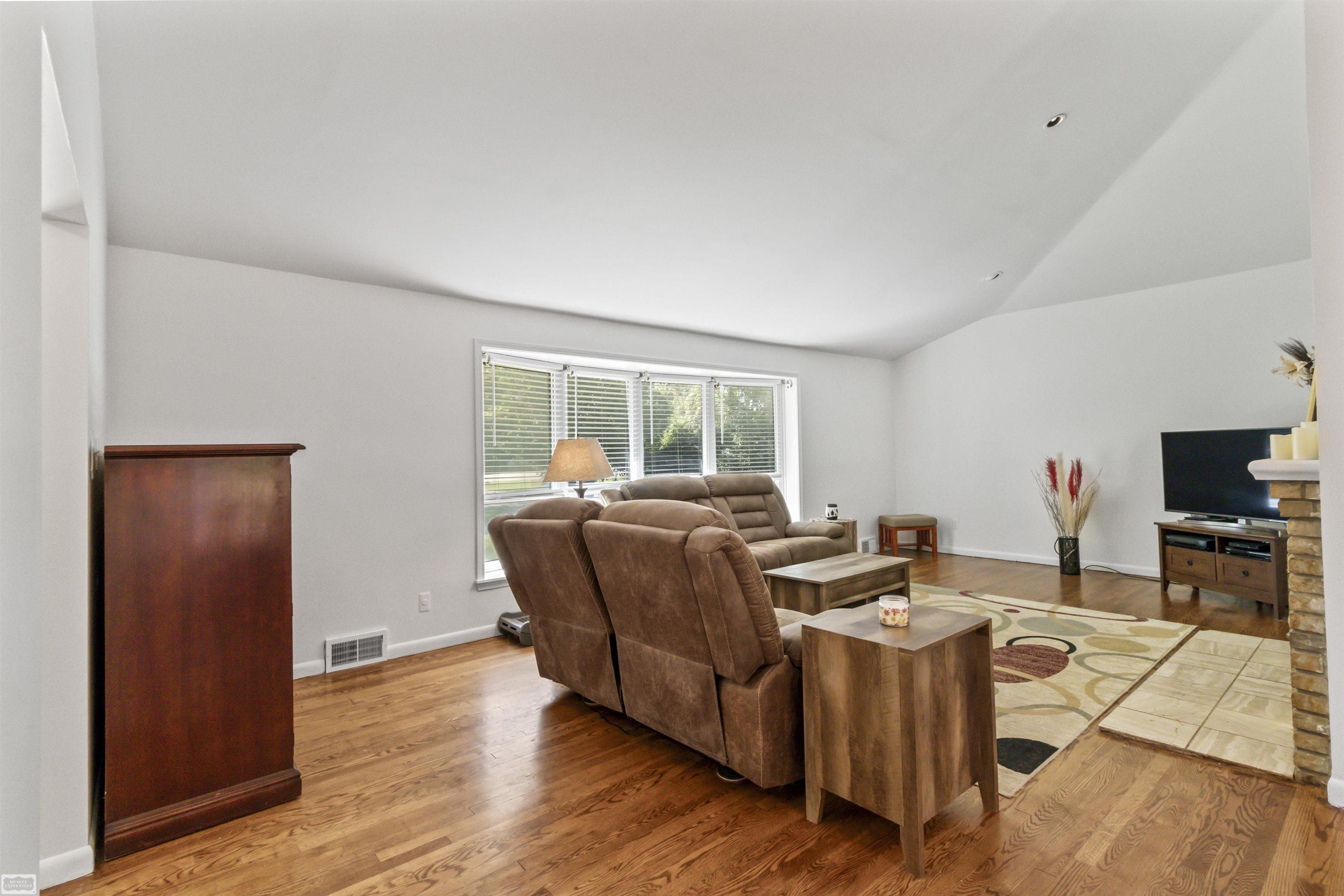 42910 Utica Road Sterling Heights, MI 48314 - Photo 12 of 32 50176117-906B83A9-32F7-4E20-9042-1682F6A4C760.JPG