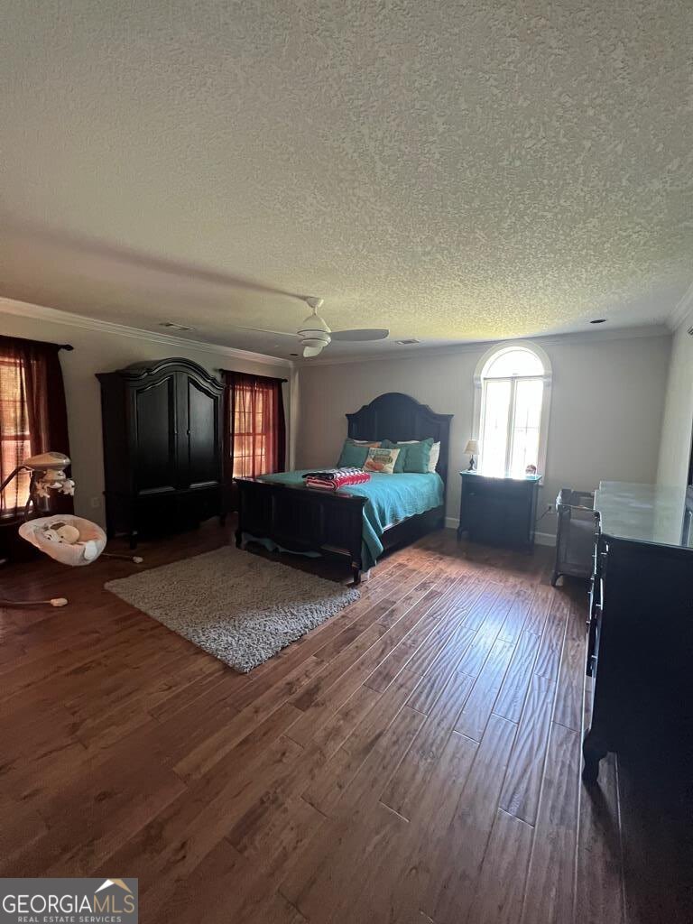 3 Chestnut Road Hazlehurst, GA 31539 - Photo 31 of 66 a living room with furniture and a wooden floor