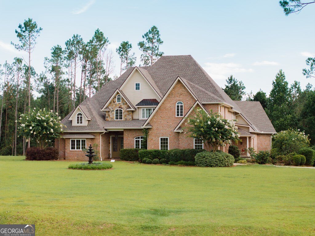 3 Chestnut Road Hazlehurst, GA 31539 - Photo 59 of 66 a front view of a house with garden