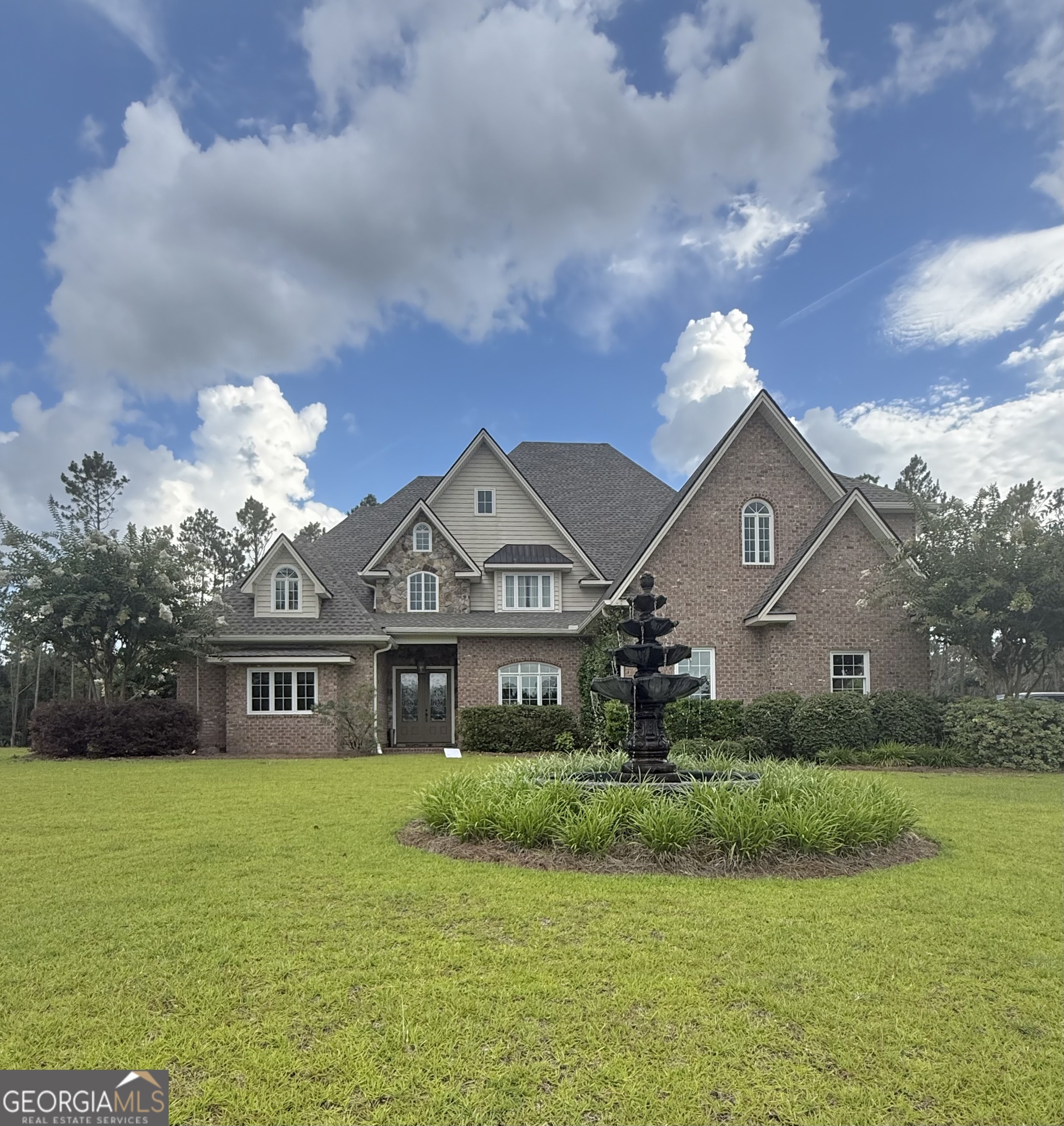 3 Chestnut Road Hazlehurst, GA 31539 - Photo 64 of 66 a front view of a house with garden