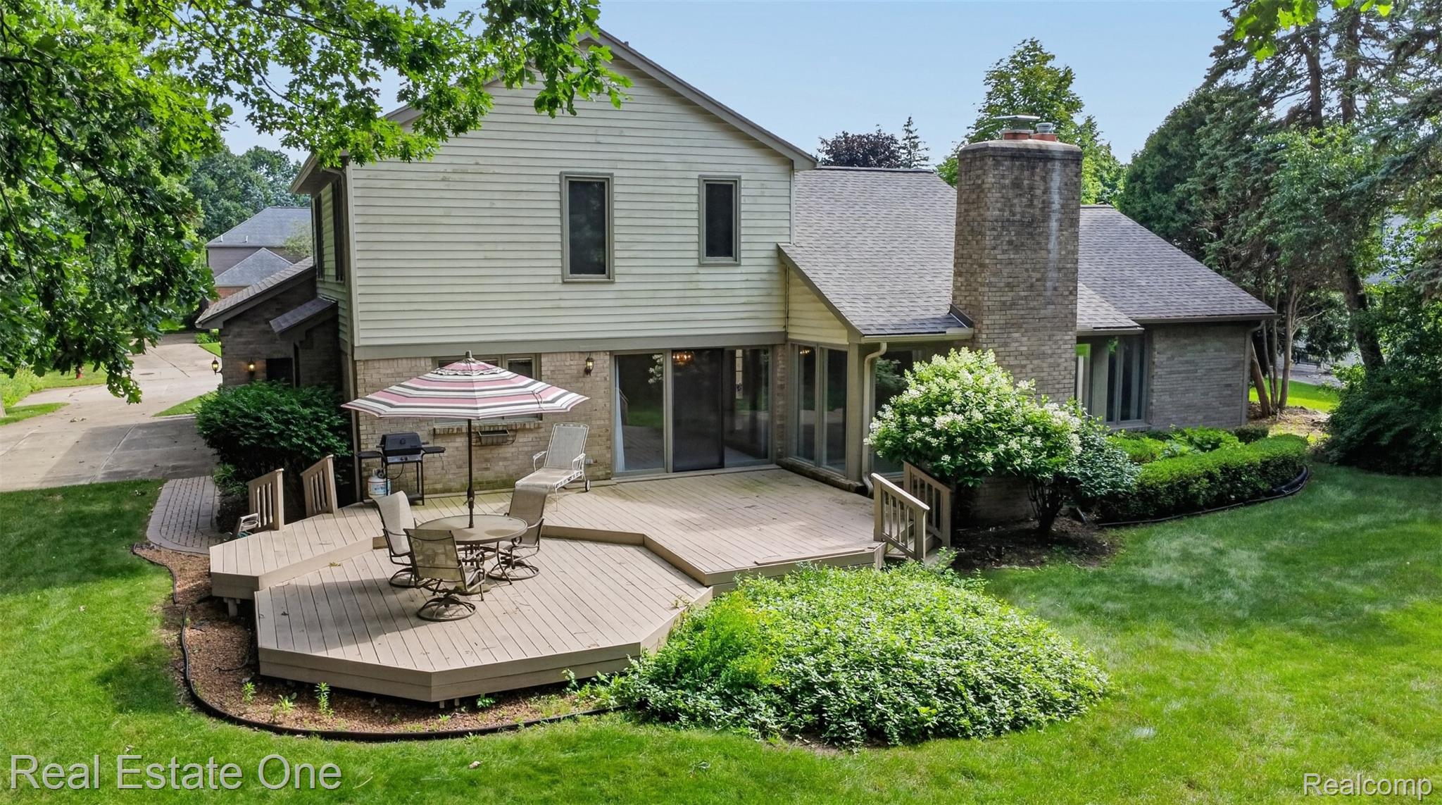 3400 Wedgewood Drive Rochester, MI 48306 - Photo 7 of 49 Multi-level wood deck overlooking a green lawn