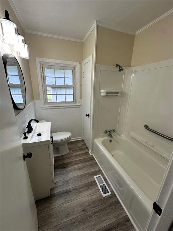 121 Hunt Drive Calhoun, GA 30701 - Photo 15 of 20 a bathroom with a tub sink and mirror