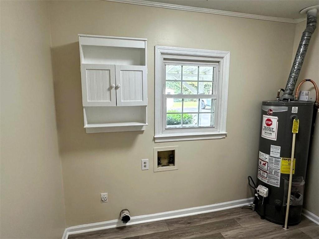 121 Hunt Drive Calhoun, GA 30701 - Photo 17 of 20 a view of a livingroom with wooden floor and a window