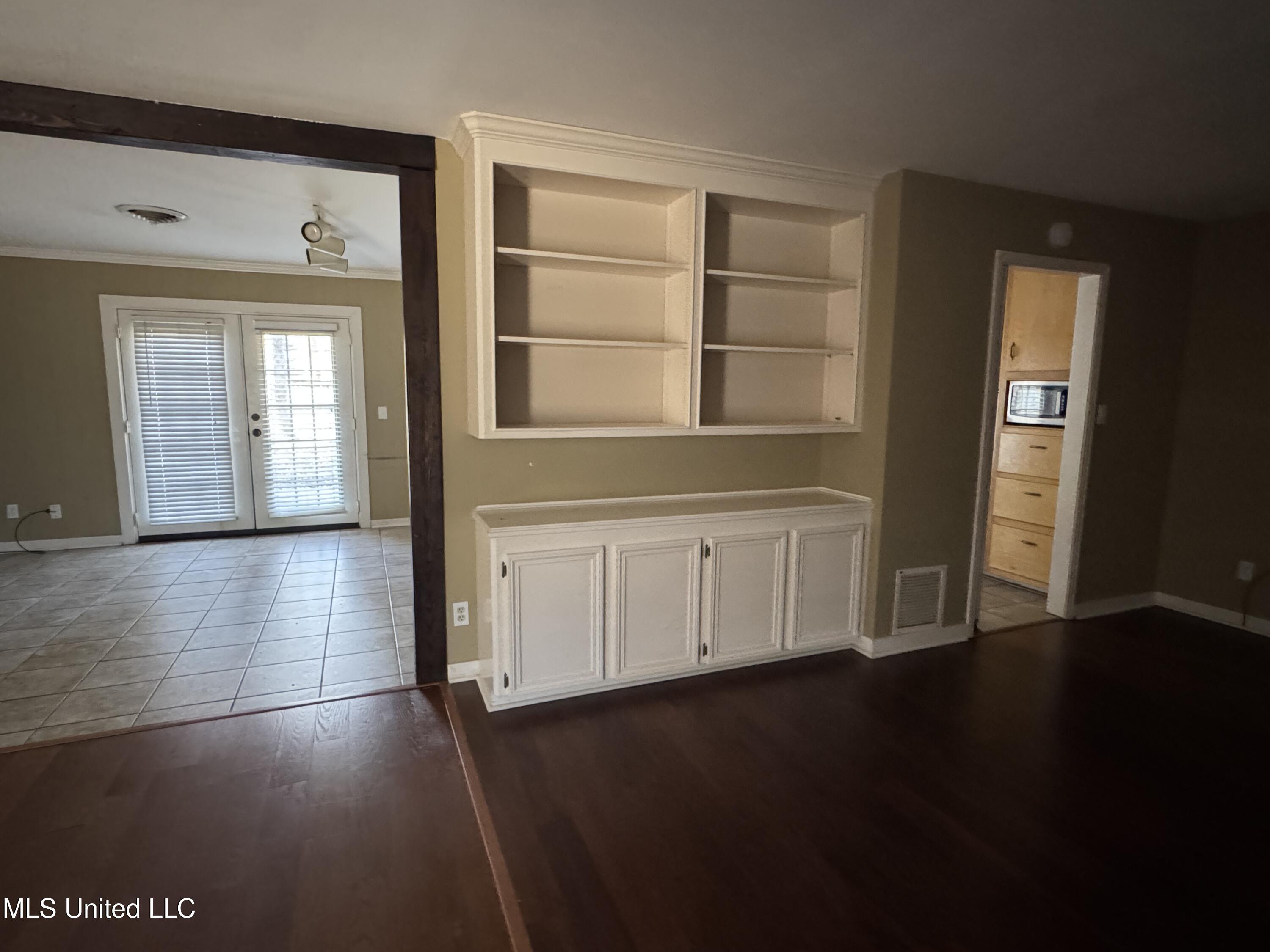 235 Pimlico Place Jackson, MS 39211 - Photo 5 of 18 Living:Dining Shelves