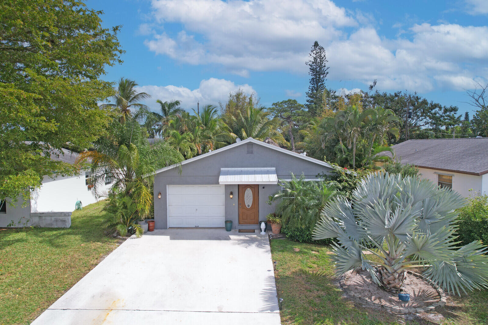 503 North Perry Avenue Jupiter, FL 33458 - Photo 34 of 44 a front view of a house with garden