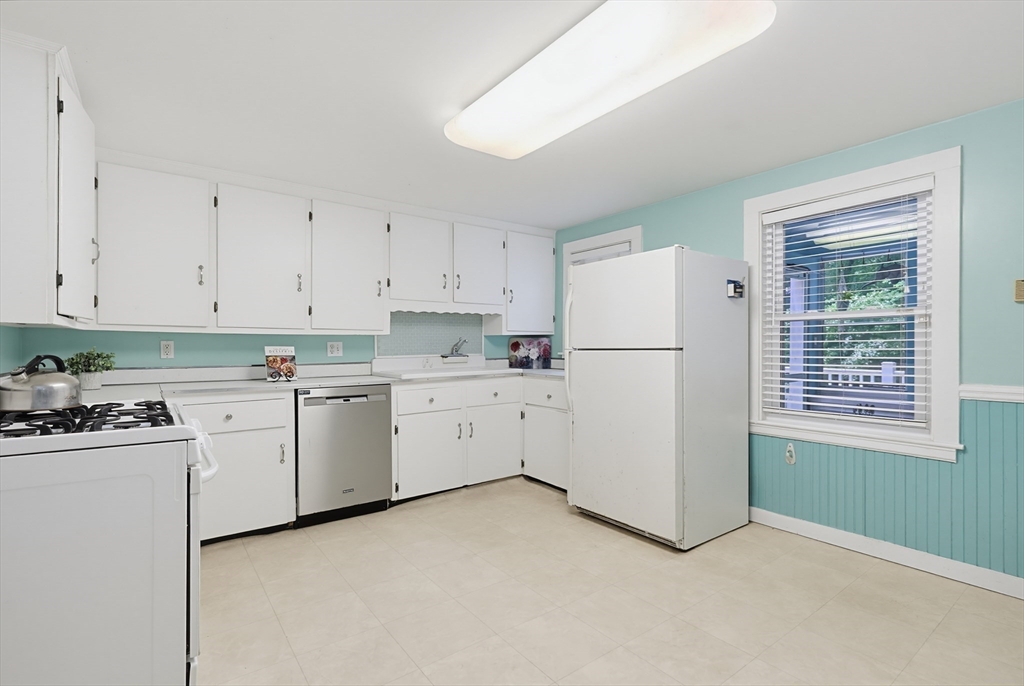 602 Elm Street Walpole, MA 02081 - Photo 9 of 38