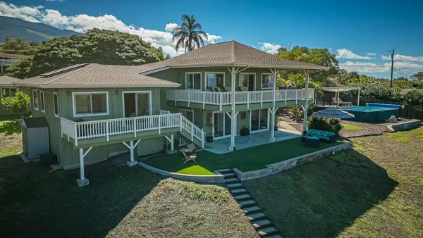 a view of a house with a yard