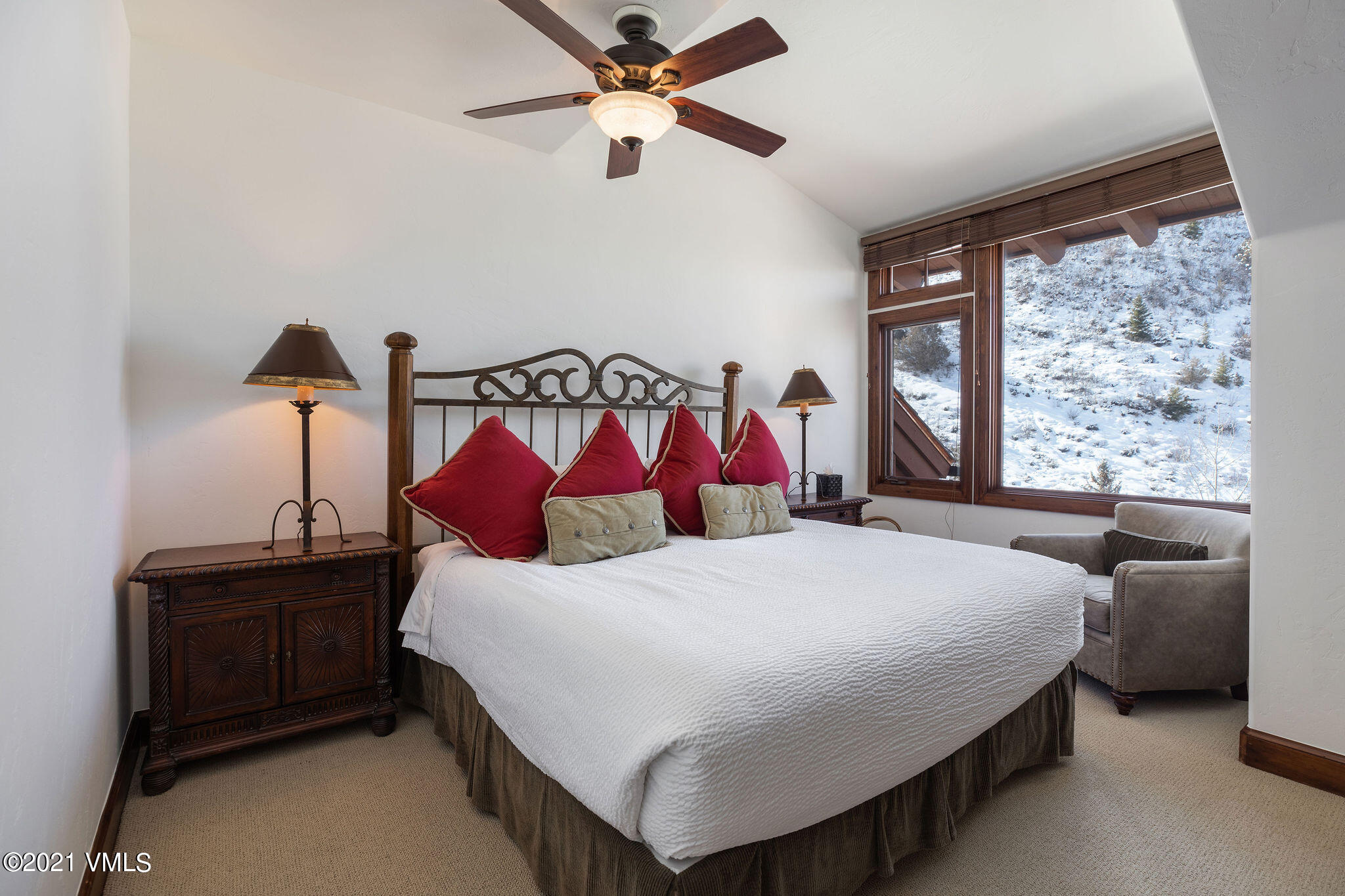 160 Cresta Road, Unit R402 Edwards, CO 81632 - Photo 8 of 8 a bedroom with a bed and window