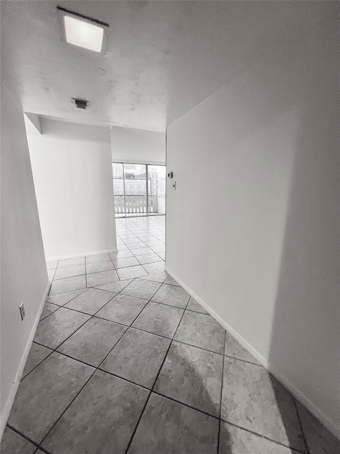 2016 Main Street, Unit 1501 Houston, TX 77002 - Photo 15 of 33 Entryway Hall