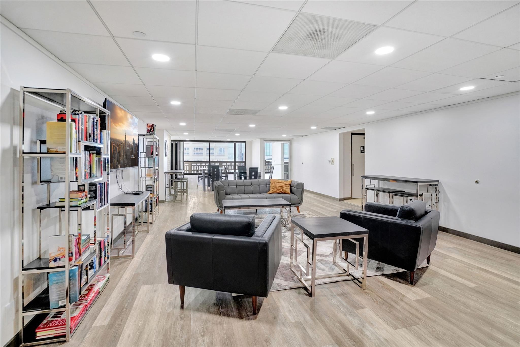 2016 Main Street, Unit 1501 Houston, TX 77002 - Photo 20 of 33 Skyline Room - Lounge Area Open to all residents