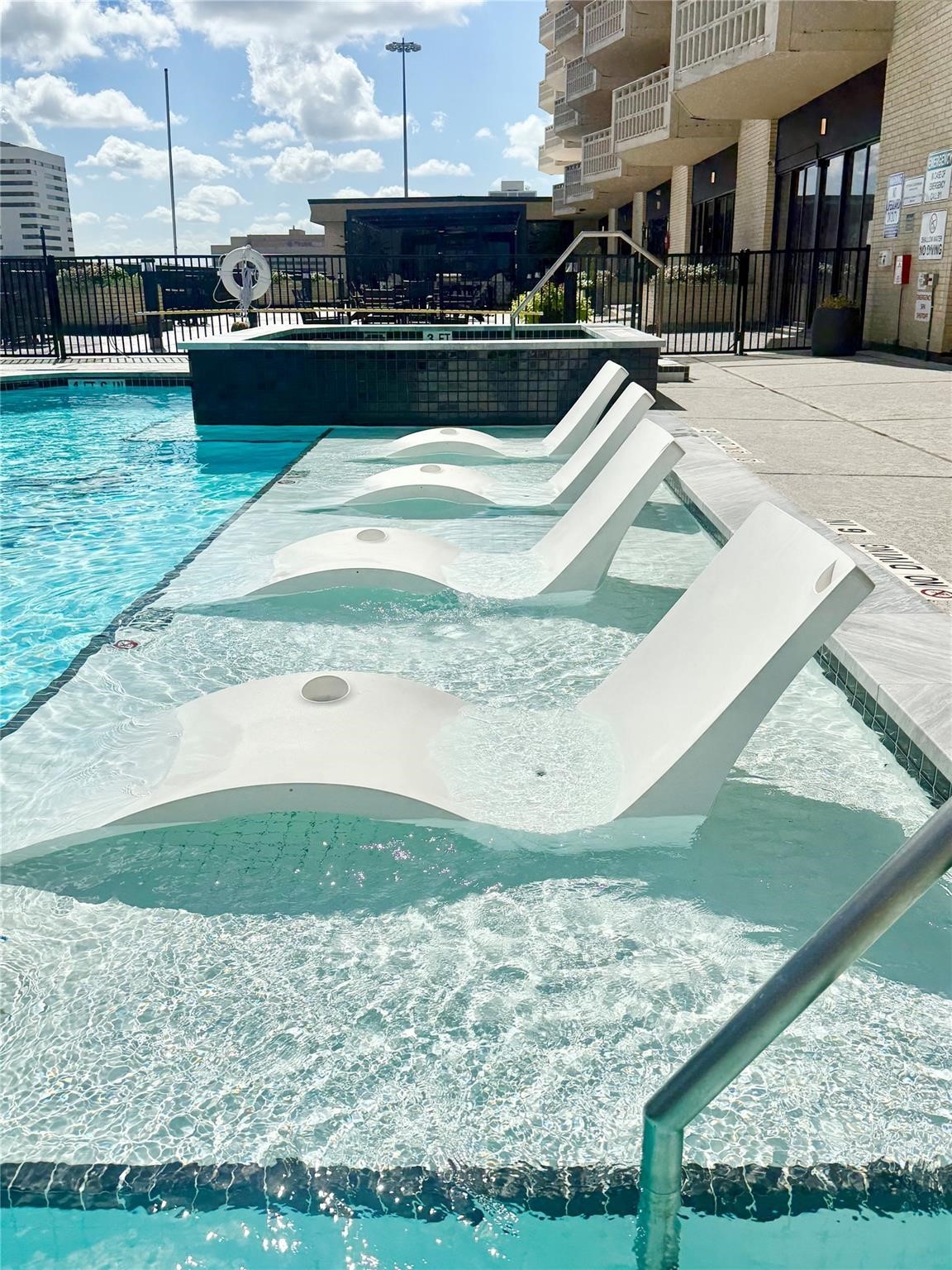 2016 Main Street, Unit 1501 Houston, TX 77002 - Photo 26 of 33 Sixth Floor Pool Deck