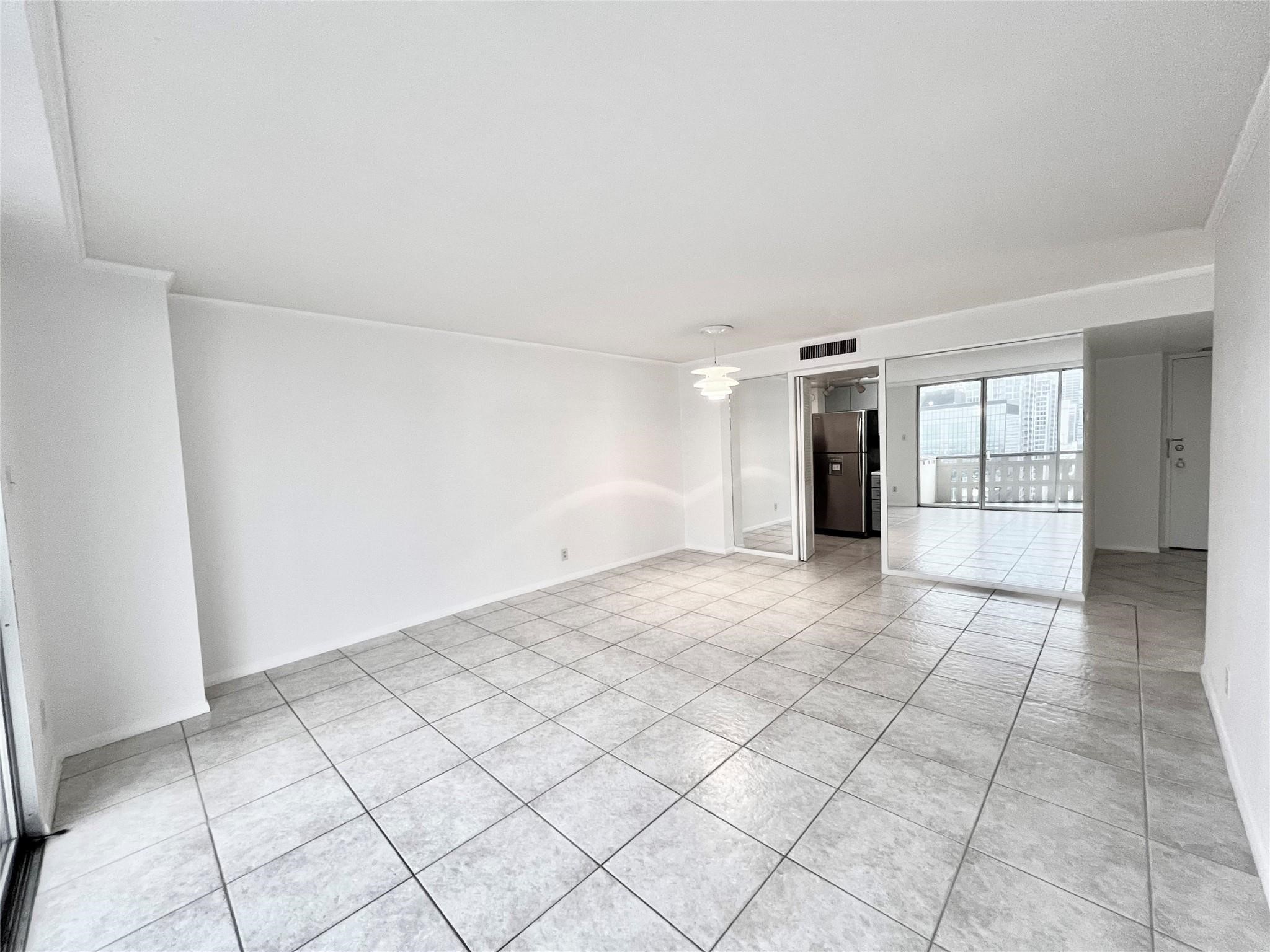 2016 Main Street, Unit 1501 Houston, TX 77002 - Photo 3 of 33 Living/Dining Room