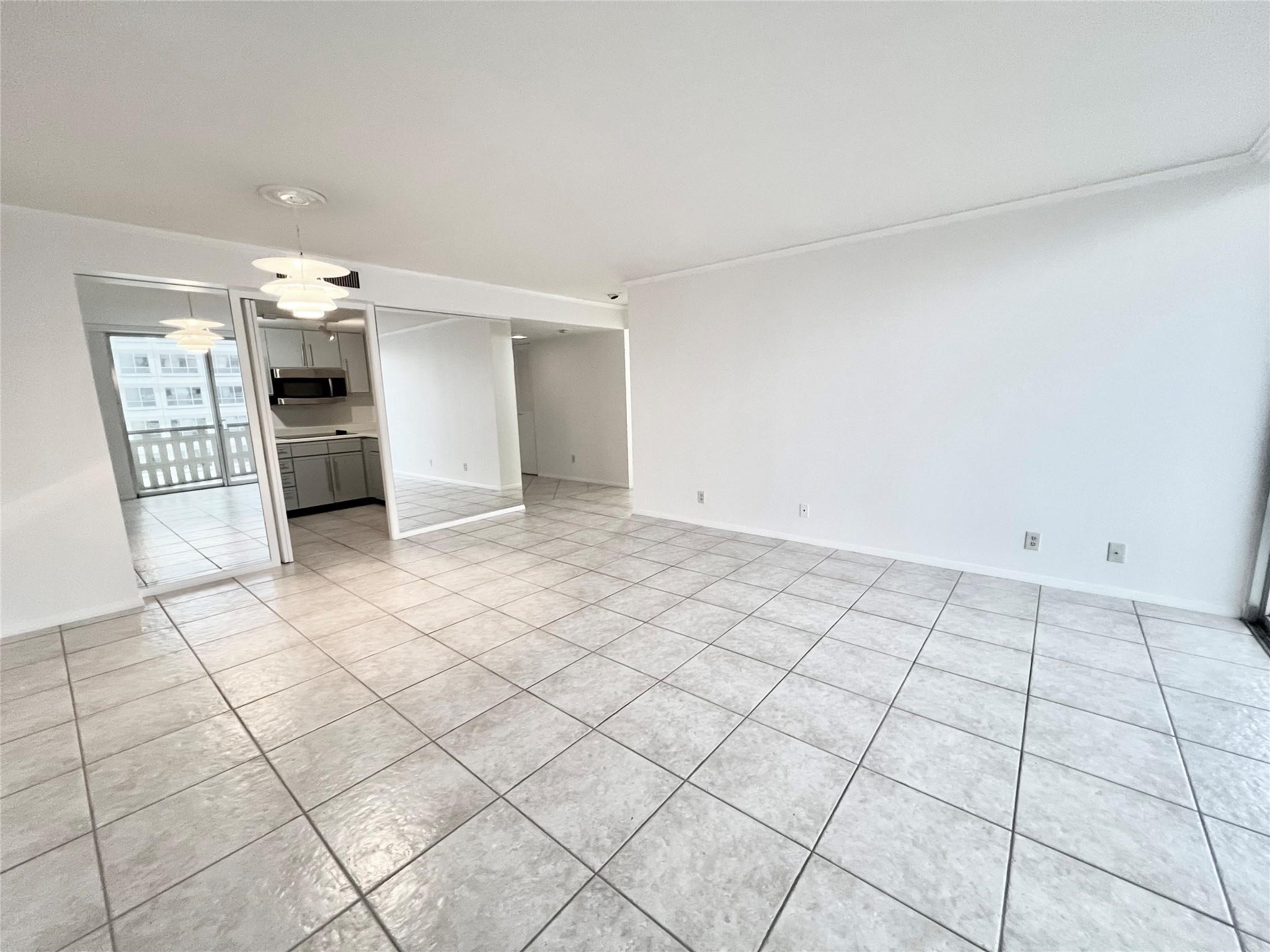 2016 Main Street, Unit 1501 Houston, TX 77002 - Photo 5 of 33 Living/Dining Room