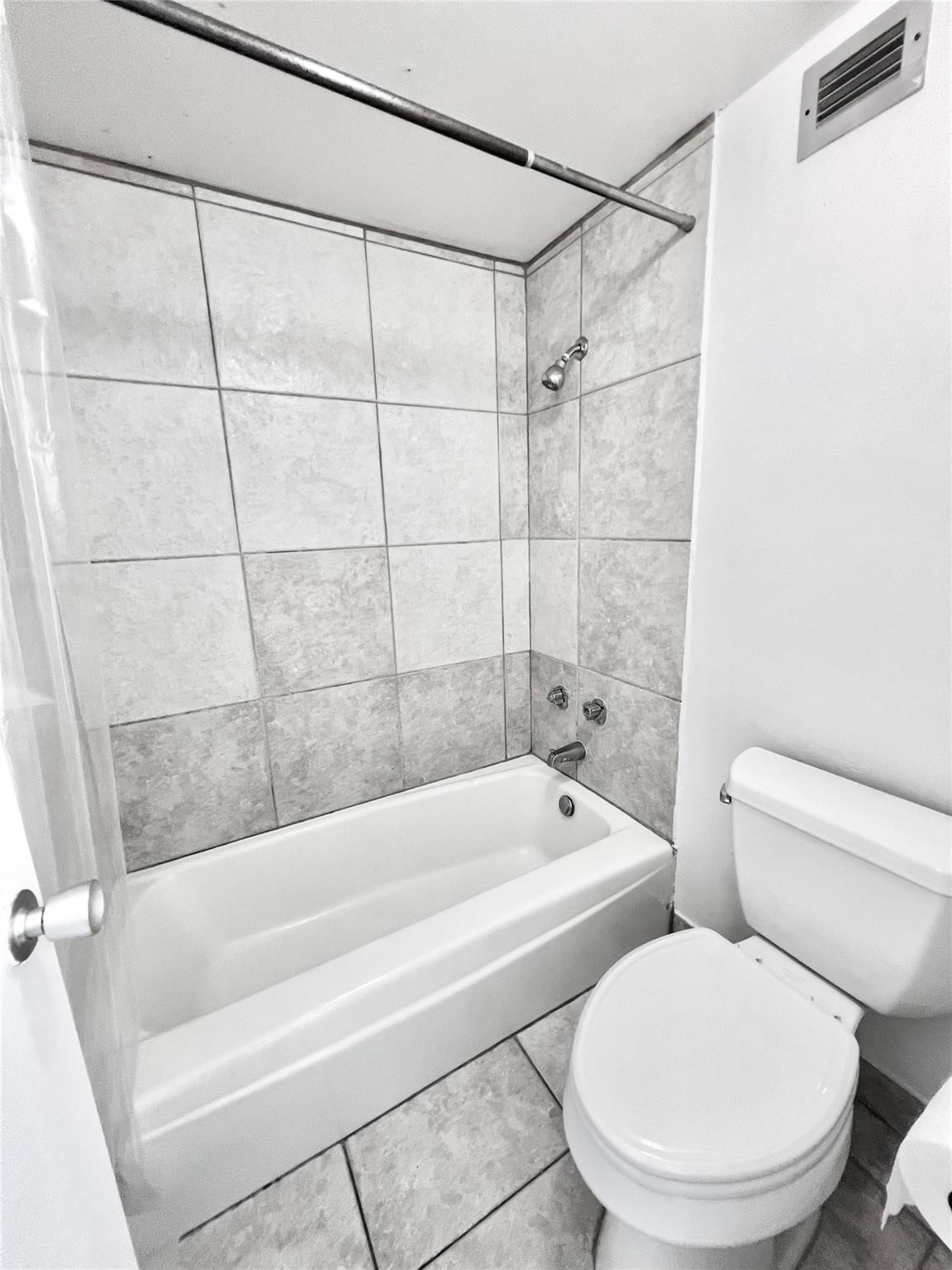 2016 Main Street, Unit 1501 Houston, TX 77002 - Photo 10 of 33 Bothroom