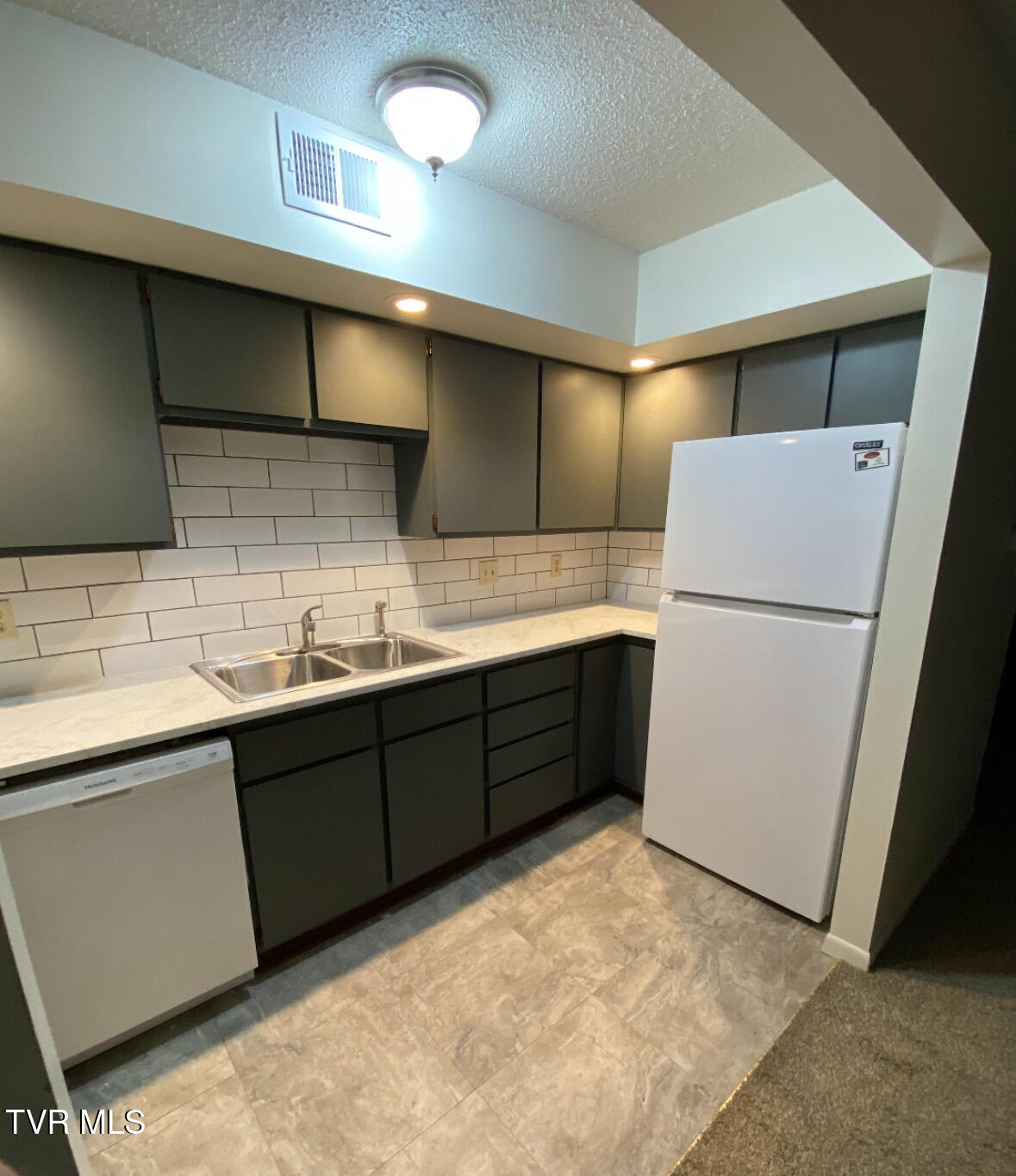 115 Beechnut Street, Unit B4 Johnson City, TN 37601 - Photo 5 of 20 IMG_1098