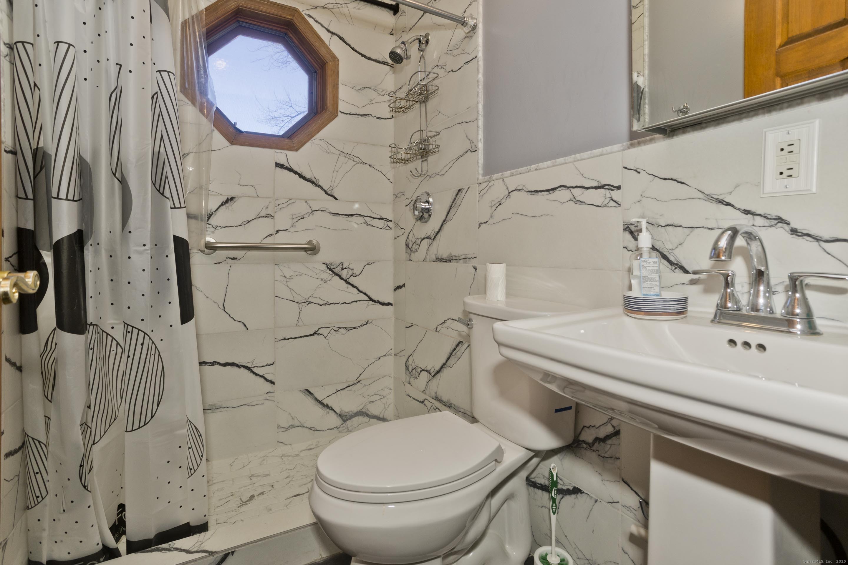 29 Privilege Road Bloomfield, CT 06002 - Photo 17 of 31 First floor bath