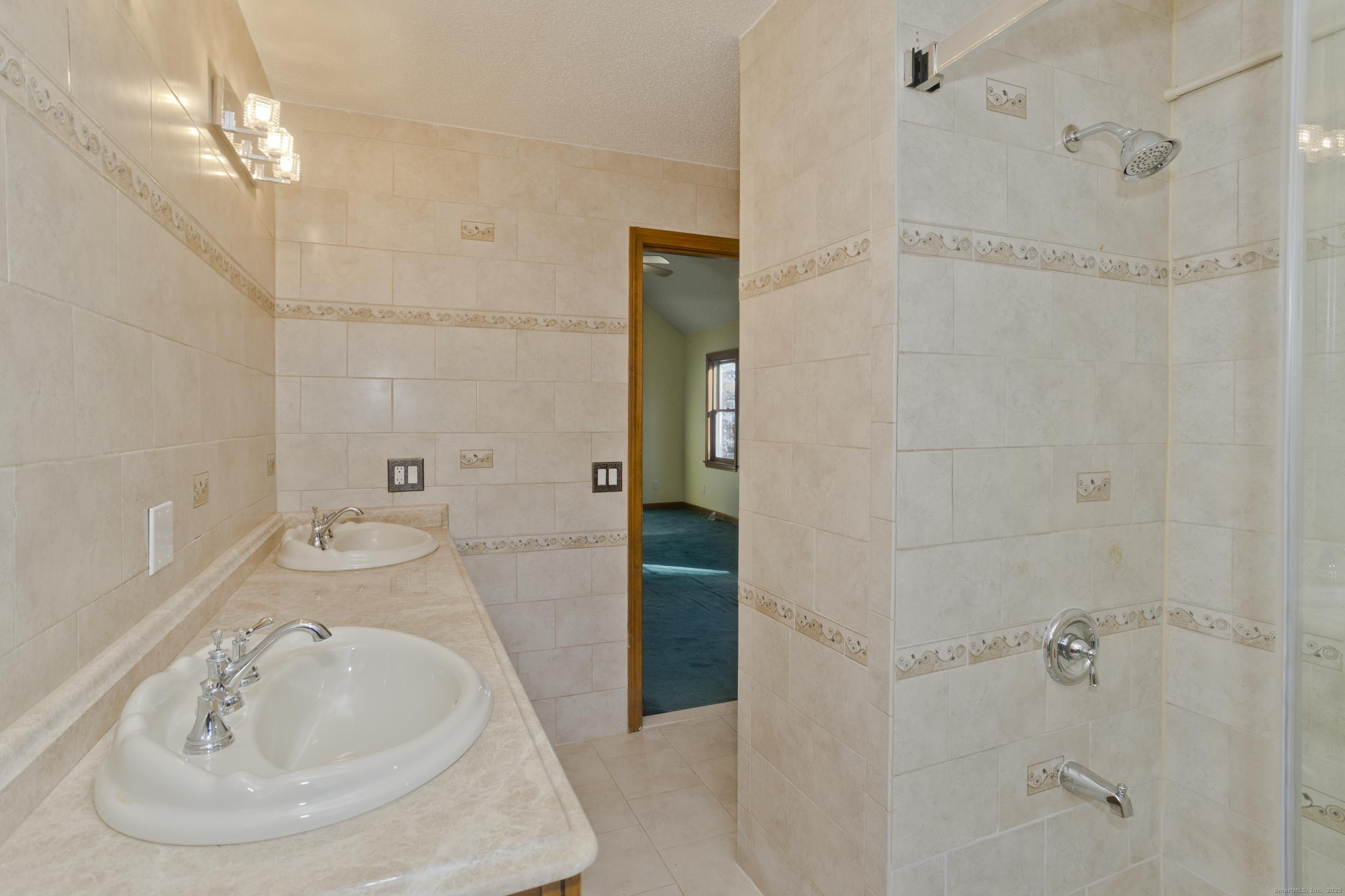 29 Privilege Road Bloomfield, CT 06002 - Photo 28 of 31 master bedroom bathroom