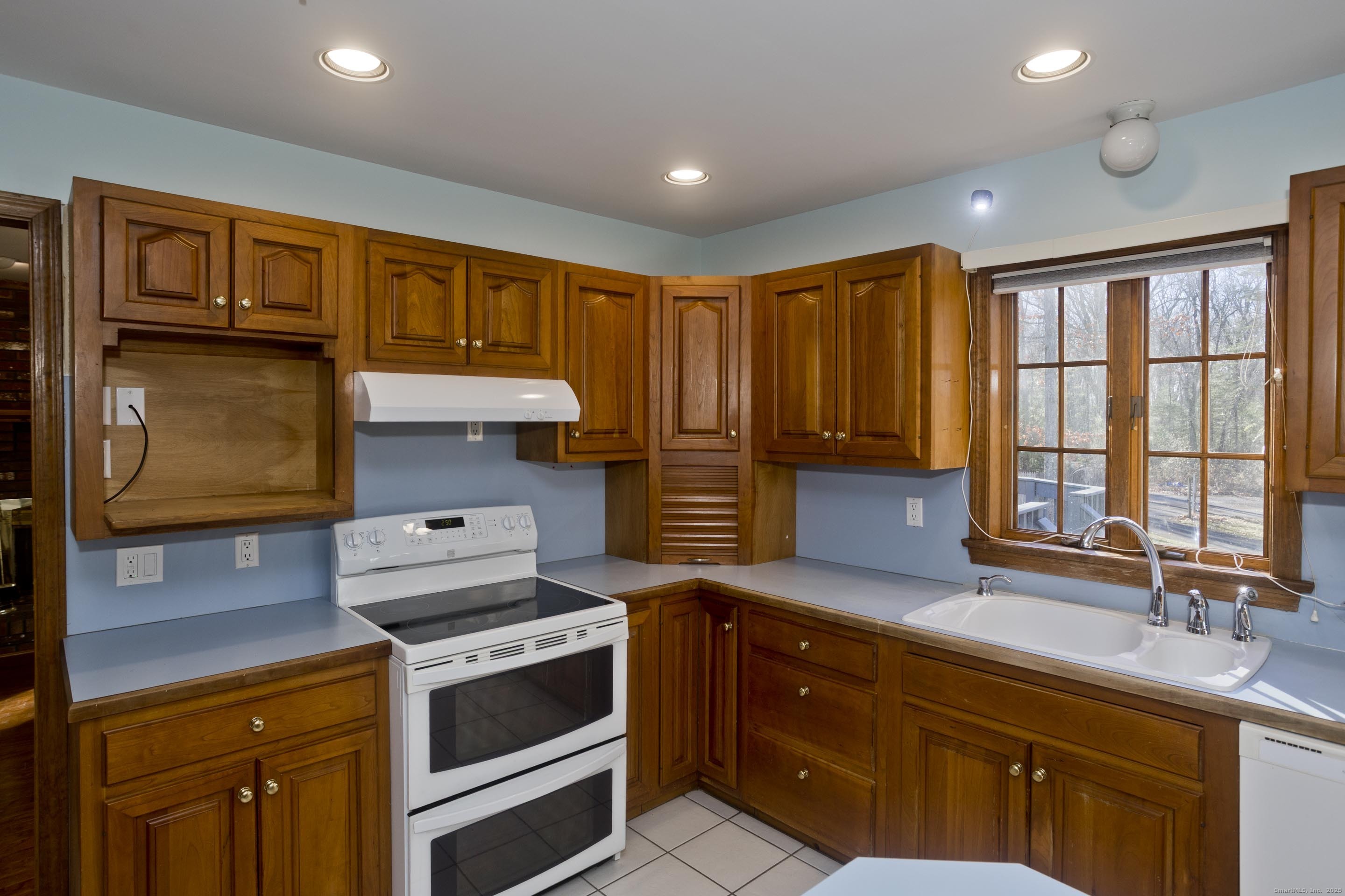 29 Privilege Road Bloomfield, CT 06002 - Photo 8 of 31