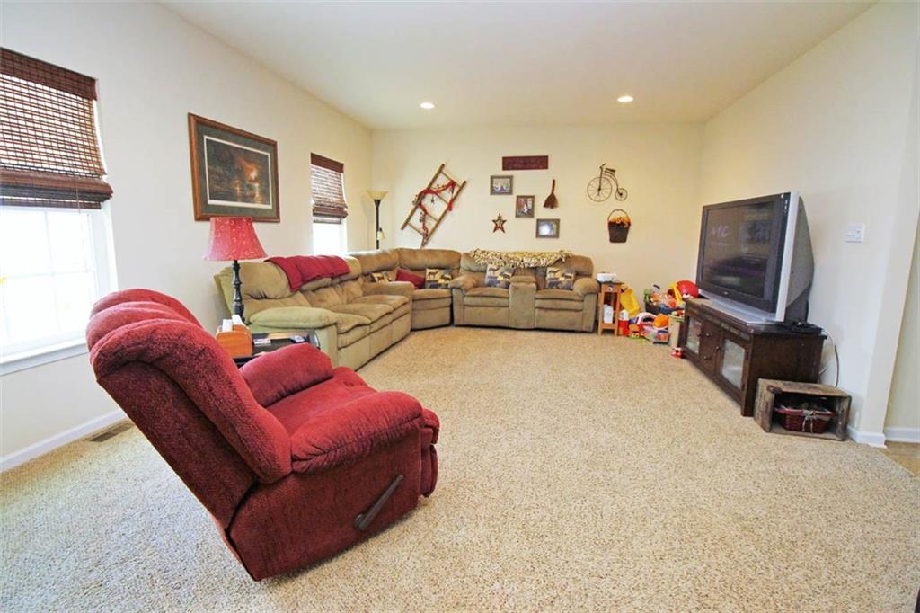 507 Saddle Ridge Court Irwin, PA 15642 - Photo 3 of 24 Large 1st floor family room with neutral decor.