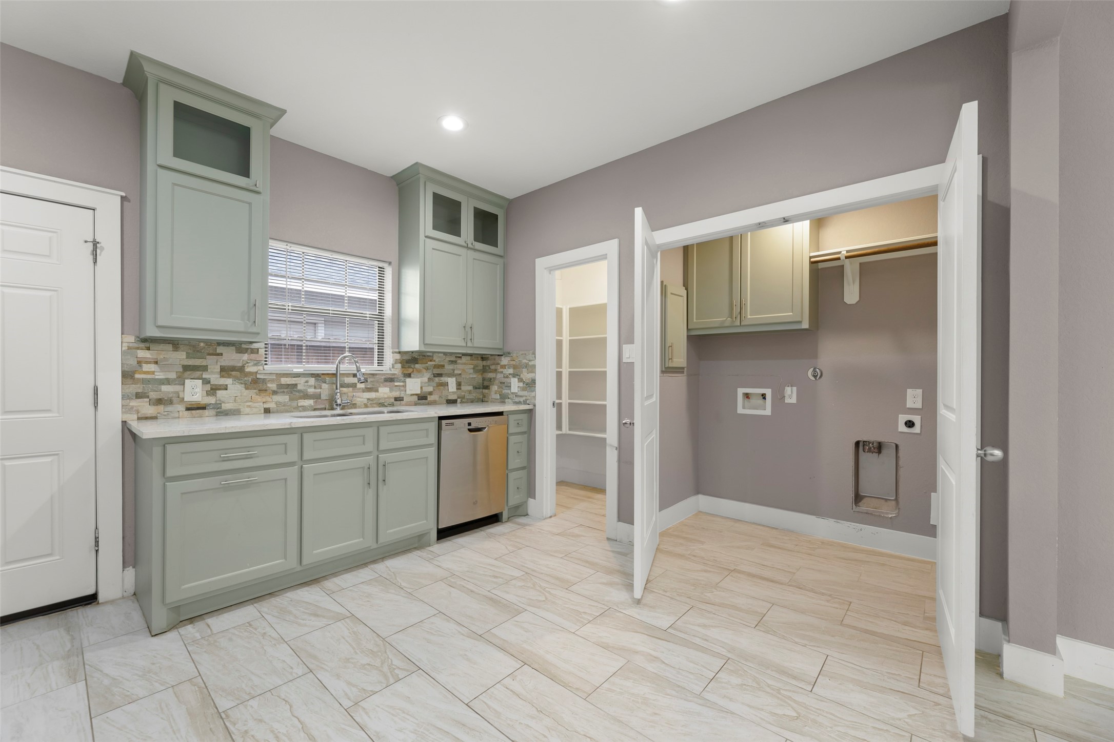 6501 Stratton Street Houston, TX 77023 - Photo 27 of 29 a bathroom with a sink and a mirror