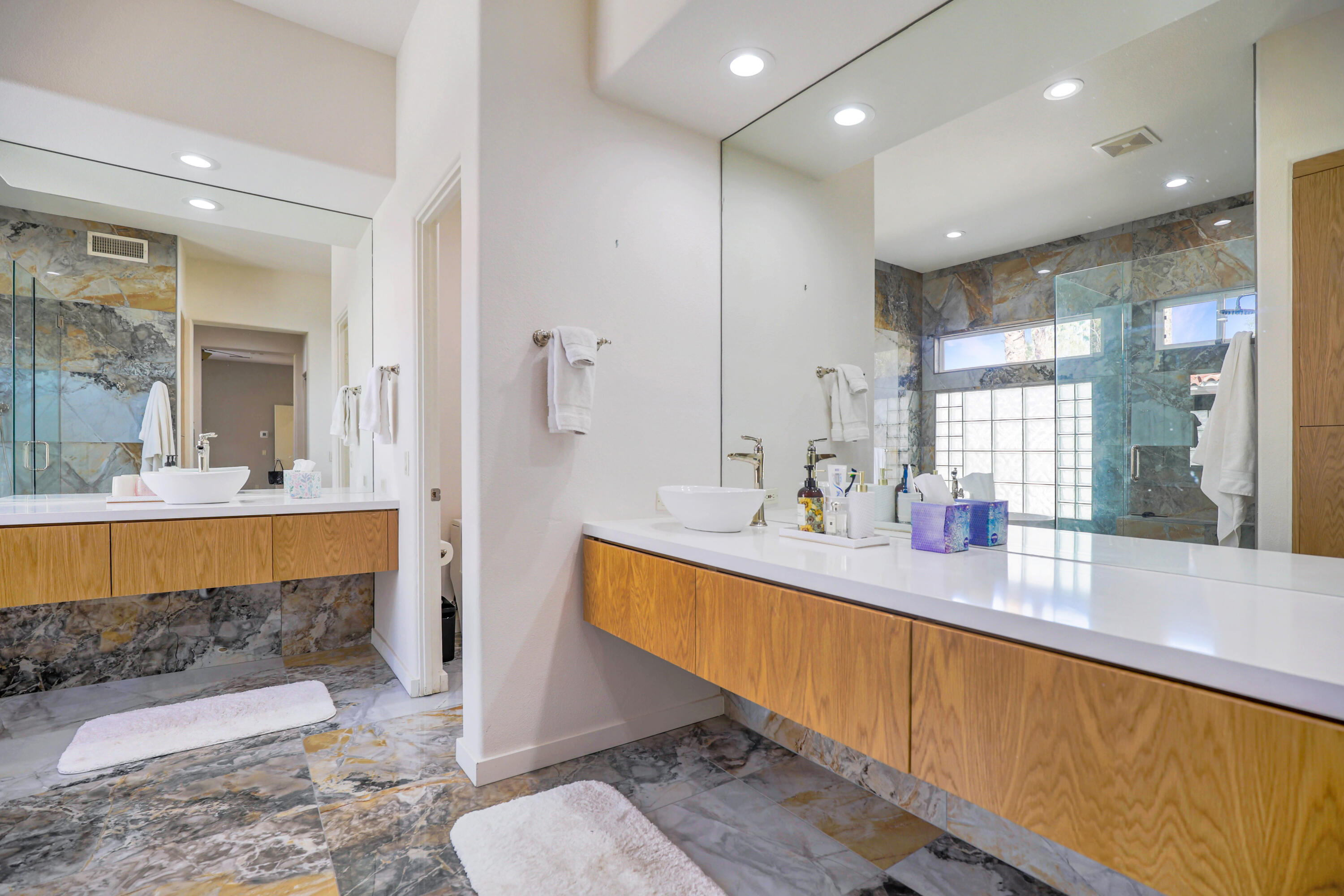 371 Tomahawk Drive Palm Desert, CA 92211 - Photo 23 of 34 a large bathroom with a tub sink and mirror