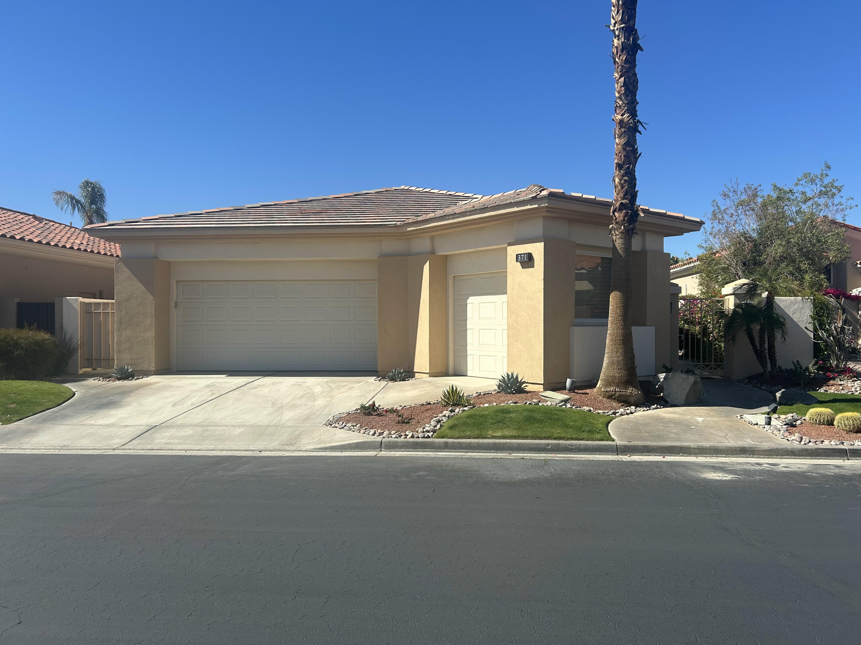 371 Tomahawk Drive Palm Desert, CA 92211 - Photo 34 of 34 a front view of a house with a yard