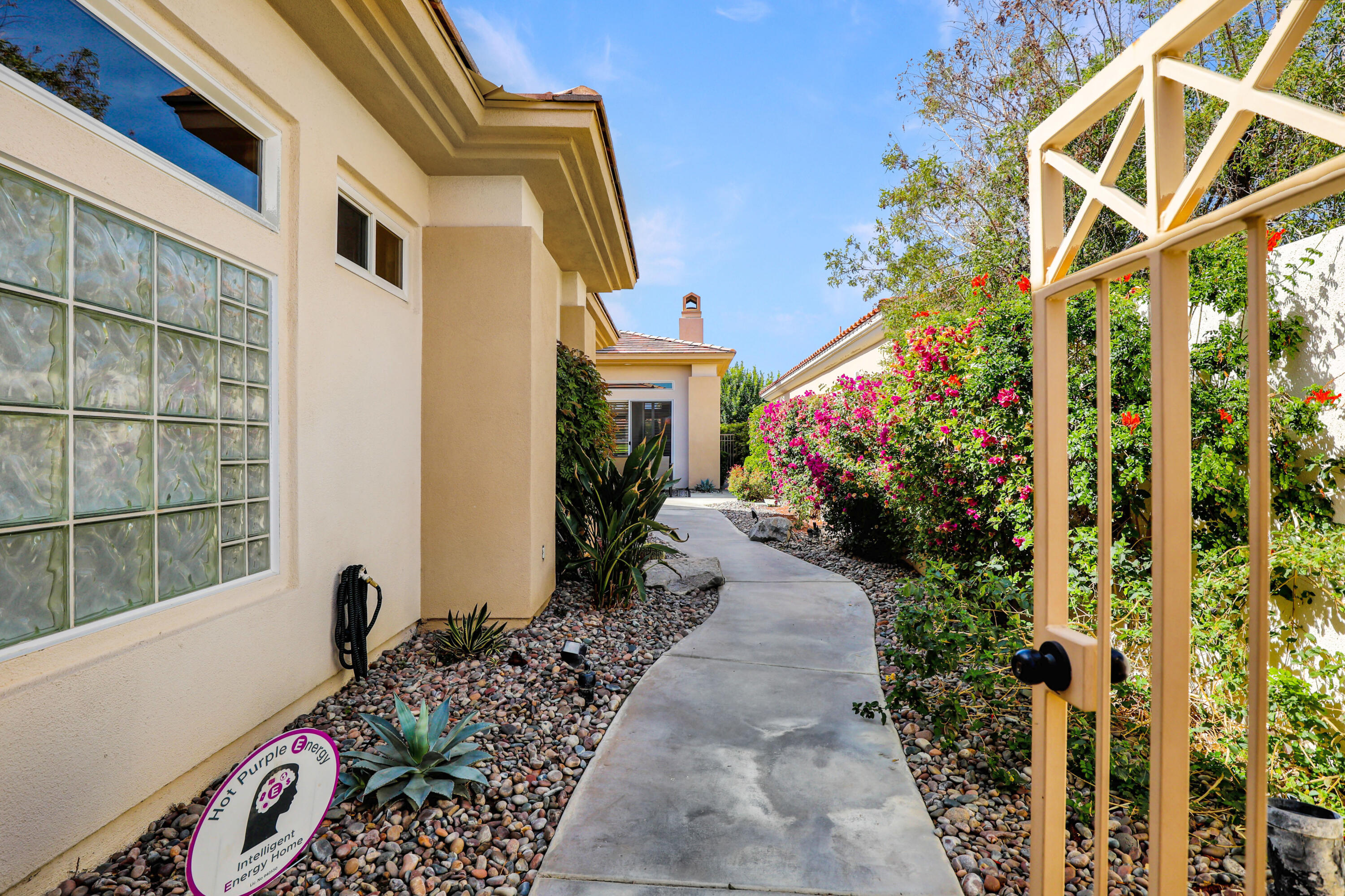 371 Tomahawk Drive Palm Desert, CA 92211 - Photo 4 of 34 a front view of a house with plants