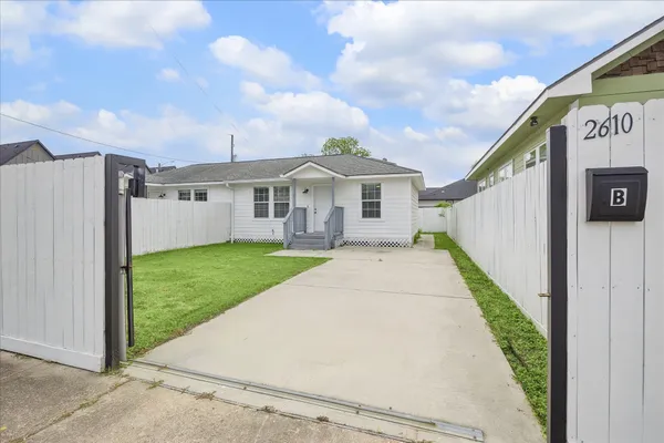 $1,295 | 2610 Cochran Street, Unit B, Houston, TX 77009