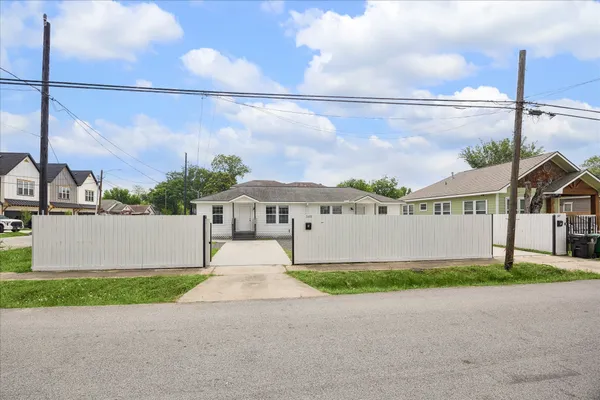 $1,295 | 2610 Cochran Street, Unit B, Houston, TX 77009