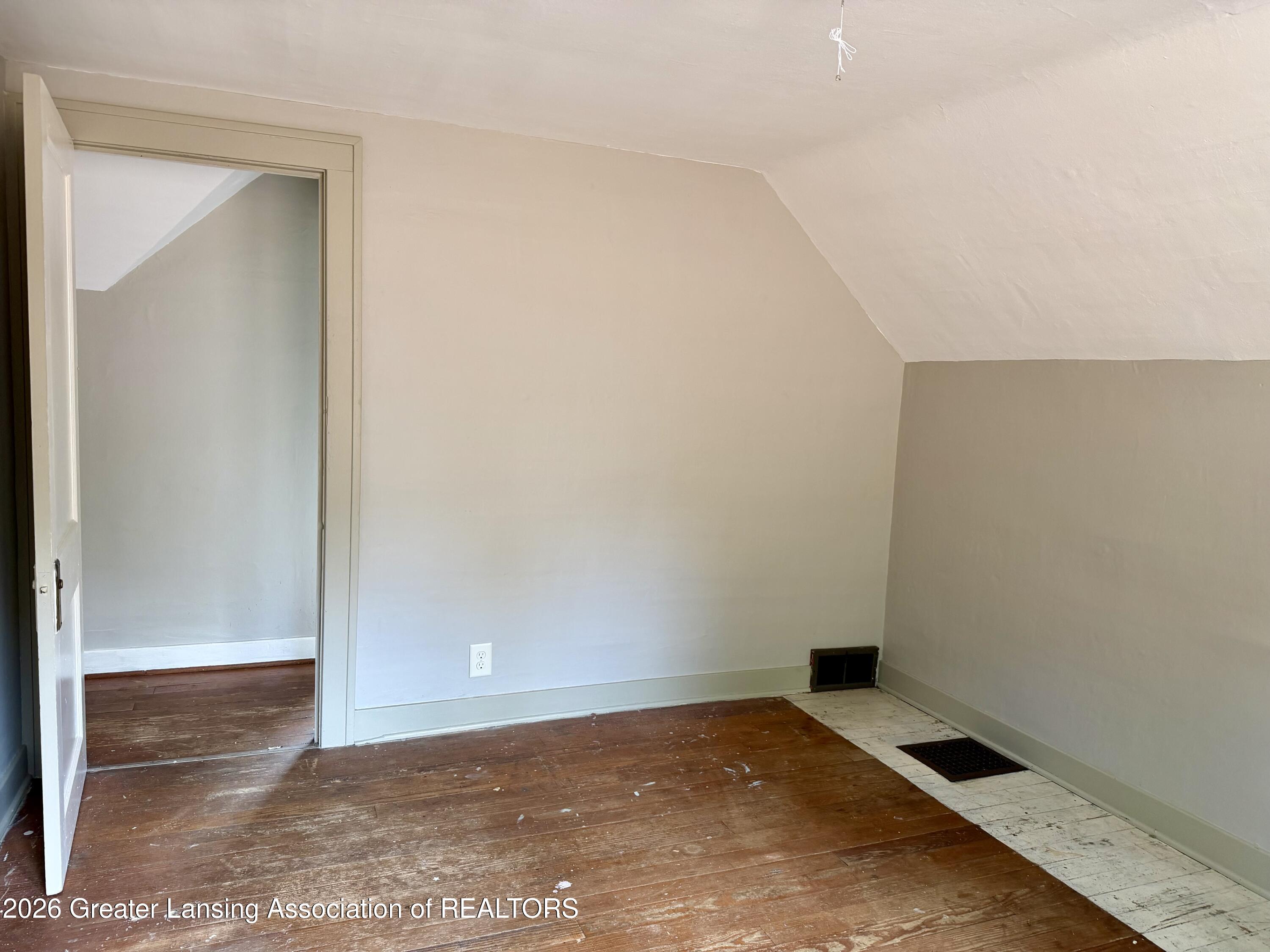 529 Shepard Street Lansing, MI 48912 - Photo 23 of 31 Bedroom 3
