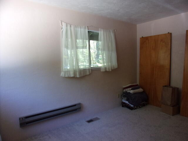 16880 Ford Road Rogue River, OR 97537 - Photo 18 of 37 whole house is Forced Air w/AC This room has additional bb heat if you chose to only heat one room.