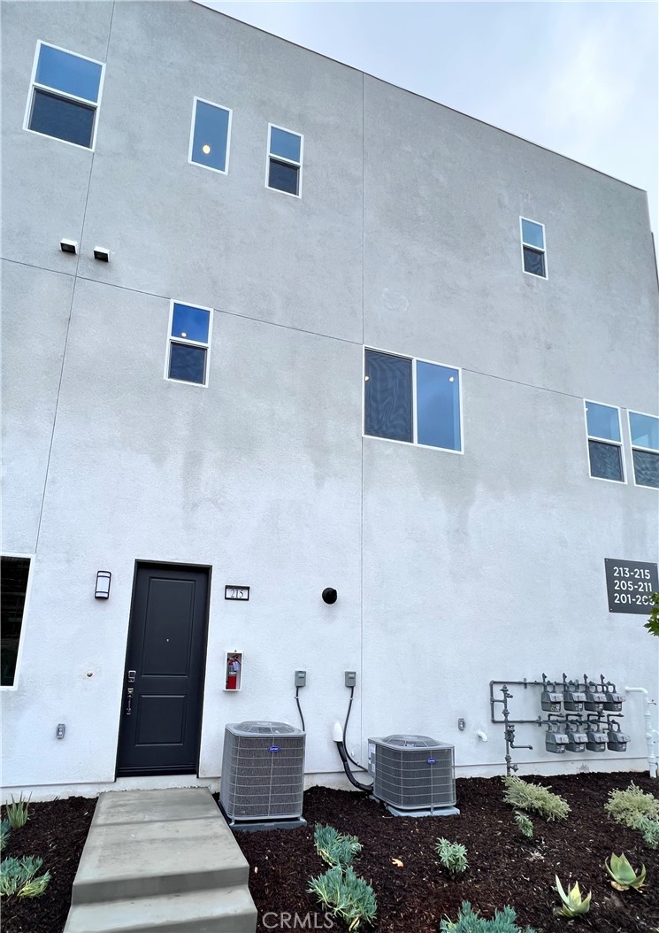 215 Sash Irvine, CA 92618 - Photo 10 of 31 a bathroom with a toilet